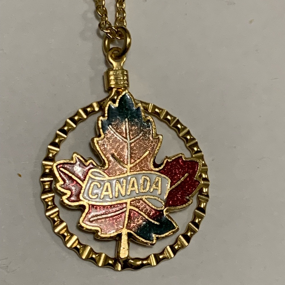New vintage Canada Maple Leaf pendant necklace